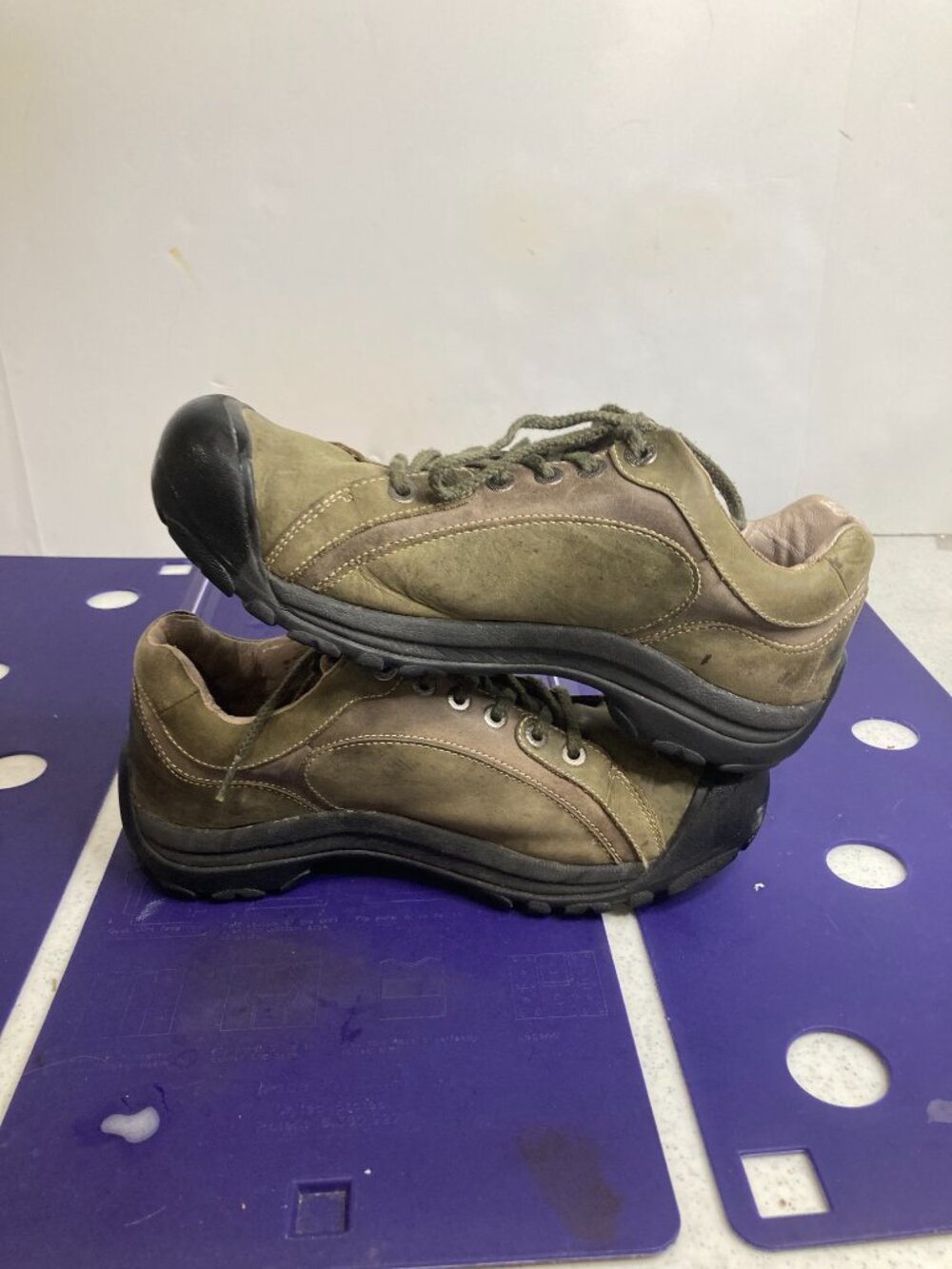 KEEN MENS OLIVE GREEN HIKING SHOE SIZE 11 - Picture 2 of 8